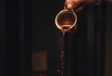 Dari puasa Asyura, kita tahu bagaimana Nabi shallallahu 'alaihi wa sallam melarang tasyabbuh. Karena Nabi masih menganjurkan puasa Asyura dibarengkan dengan puasa tanggal sembilannya.