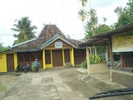 Balai Dusun Sanglor yang bersampingan dengan Gereja yang mendapatkan bantuan dari luar negeri, kata takmir masjid sekitar