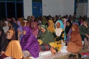 Kajian ibu-ibu yang tidak bisa lagi dimuat di masjid, sampai di rumah Ustadz Abduh di utara masjid