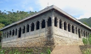 Tampak masjid dari bawah