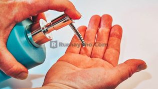 menggunakan hand sanitizer mengandung alkohol