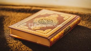 Hati itu hidup dengan ilmu agama dan Al-Qur'an, bukan dengan musik dan nyanyian.