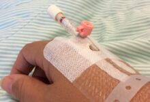 Bagaimana panduan shalat orang sakit, cara shalat sambil: duduk, berbaring, isyarat.