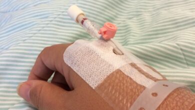 Bagaimana panduan shalat orang sakit, cara shalat sambil: duduk, berbaring, isyarat.