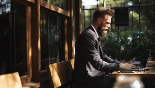 Apa saja keutamaan dzikir? Apakah dzikir adalah yang diucapkan di lisan berupa pujian-pujian kepada Allah ataukah ada bentuk lainnya?