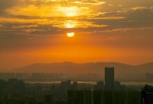 Penjelasan lima waktu terlarang untuk salat menurut fikih Syafi‘i, lengkap dengan pengecualian seperti salat sebab, salat Jumat, dan salat di Tanah Haram Makkah.