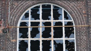 Perselingkuhan menjadi salah satu penyebab utama runtuhnya rumah tangga di era modern. Khutbah Jumat ini mengupas penyebab-penyebab utamanya dari sudut pandang syariat dan psikologi, serta menawarkan solusi praktis agar keluarga tetap terjaga dalam iman, cinta, dan kesetiaan.