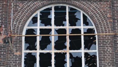 Perselingkuhan menjadi salah satu penyebab utama runtuhnya rumah tangga di era modern. Khutbah Jumat ini mengupas penyebab-penyebab utamanya dari sudut pandang syariat dan psikologi, serta menawarkan solusi praktis agar keluarga tetap terjaga dalam iman, cinta, dan kesetiaan.