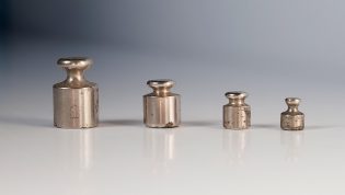 Ringkasan komprehensif tentang al-Mīzān (timbangan amal) di Hari Kiamat: makna, dalil Al-Qur’an dan hadits, serta penjelasan ulama mengenai apa yang ditimbang dan bagaimana mengompromikan riwayat-riwayatnya. Panduan praktis untuk memperberat timbangan kebaikan dengan iman, akhlak, dan amal saleh.