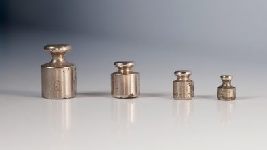 Ringkasan komprehensif tentang al-Mīzān (timbangan amal) di Hari Kiamat: makna, dalil Al-Qur’an dan hadits, serta penjelasan ulama mengenai apa yang ditimbang dan bagaimana mengompromikan riwayat-riwayatnya. Panduan praktis untuk memperberat timbangan kebaikan dengan iman, akhlak, dan amal saleh.