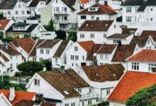 **Excerpt (untuk web):** Islam menekankan pentingnya silaturahim, bahkan kepada kerabat yang memutus hubungan atau memusuhi. Lingkaran kerabat yang wajib disambung tidak terbatas pada ahli waris atau mahram saja, tetapi mencakup seluruh keluarga dari pihak ayah maupun ibu. Menyambung hubungan dengan mereka menjadi tanda keimanan dan sarana besar meraih rahmat Allah. Tulisan ini menguraikan tingkatan silaturahim mulai dari yang paling mulia hingga yang paling dasar.