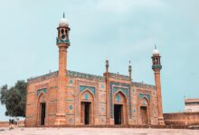 Siapakah yang pantas menjadi imam? Bacalah pembahasan bagus dalam madhzab Syafii berikut ini. Anda akan mendapatkan ilmu yang baru.